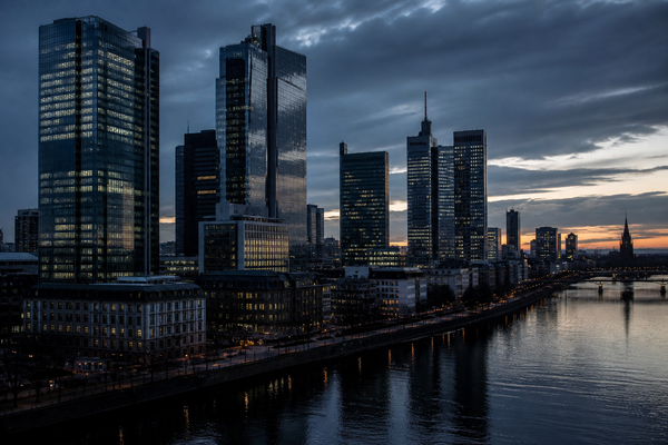 Frankfurter Bankenskyline am Abend